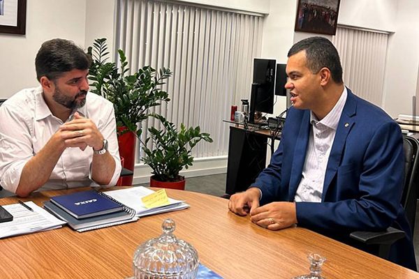 O secretário estadual de Relações Institucionais, Adolfo Loyola, com o deputado federal Dal Barreto (União Brasil)