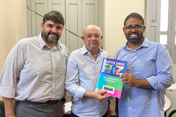 Os secretários de Justiça e Direitos Humanos, Felipe Freitas, e de Relações Institucionais, Adolpho Loyola, com o prefeito de Feira de Santana, Zé Ronaldo