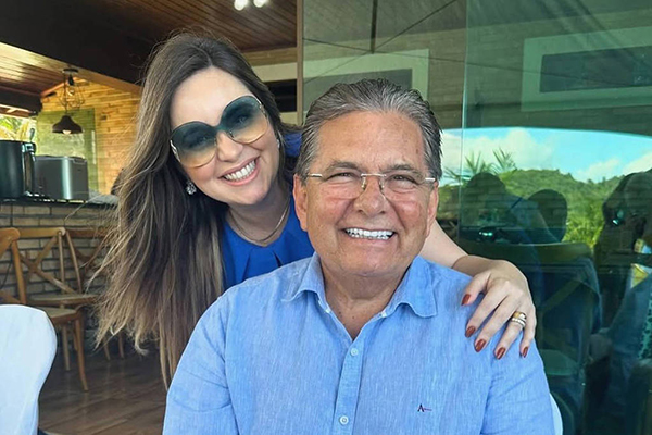 Adriano Galdino, presidente da Assembleia da Paraíba, com a filha Alanna Galdino Adriano Galdino, presidente da Assembleia da Paraíba, com a filha Alanna Galdino