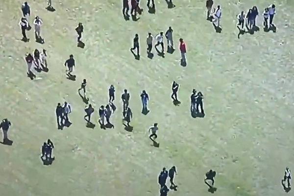 Pessoas fogem após ataque a tiros em escola de Dallas, nos EUA Pessoas fogem após ataque a tiros em escola de Dallas, nos EUA