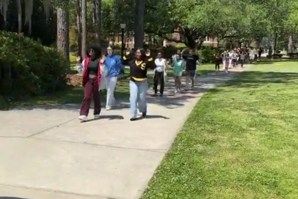 Alunos e professores foram instruídos a se abrigarem enquanto a polícia respondia à ação