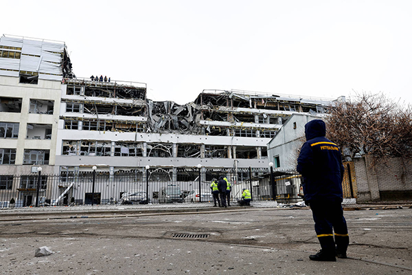 Prédio de escritórios danificado por um ataque de míssil, em Kiev