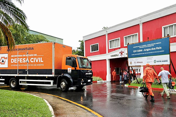 Governo do Rio enviou kits para pessoas desalojadas em Angra dos Reis Governo do Rio enviou kits para pessoas desalojadas em Angra dos Reis