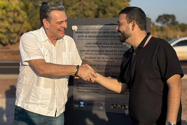 O ministro da Agricultura, Carlos Fávaro (de branco), inaugura obra de pavimentação ao lado do prefeito da cidade de Jangada, Rogério Meira (PSD)