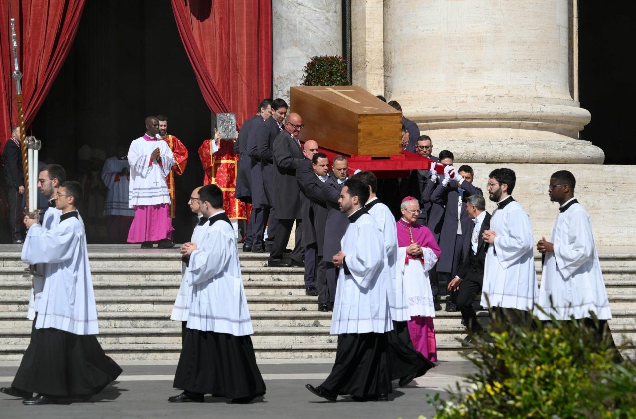 Missa fúnebre de Francisco tem apelos a paz e defesa de migrantes