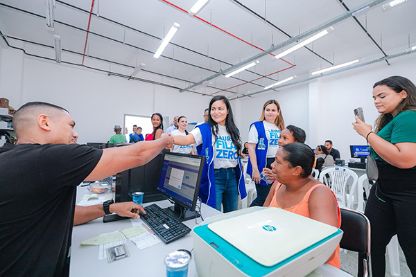 A prefeita de Lauro de Freitas, Débora Regis (União Brasil), lança programa que visa acabar com a fila de espera para consultas e exames no município A prefeita de Lauro de Freitas, Débora Regis (União Brasil), lança programa que visa acabar com a fila de espera para consultas e exames no município