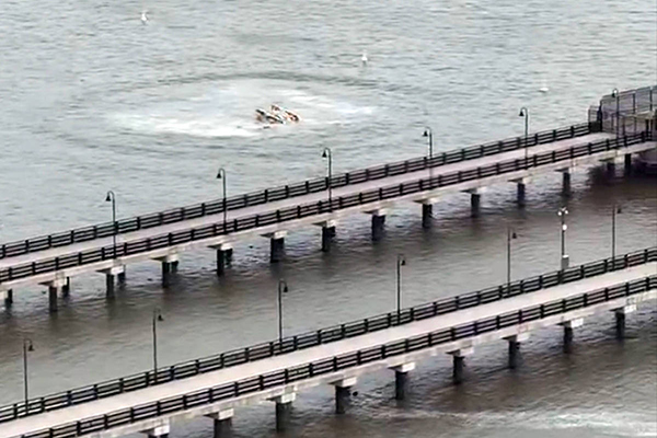 Destroços de helicóptero no rio Hudson, em Nova York Destroços de helicóptero no rio Hudson, em Nova York