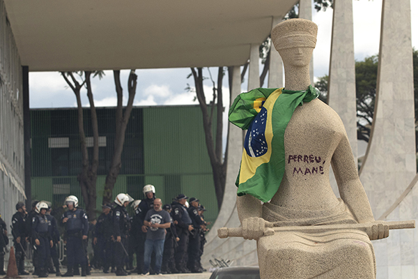 Débora Rodrigues Santos é acusada de pichar "Perdeu, mané" com batom vermelho na estátua da Justiça na Praça dos Três Poderes Débora Rodrigues Santos é acusada de pichar "Perdeu, mané" com batom vermelho na estátua da Justiça na Praça dos Três Poderes