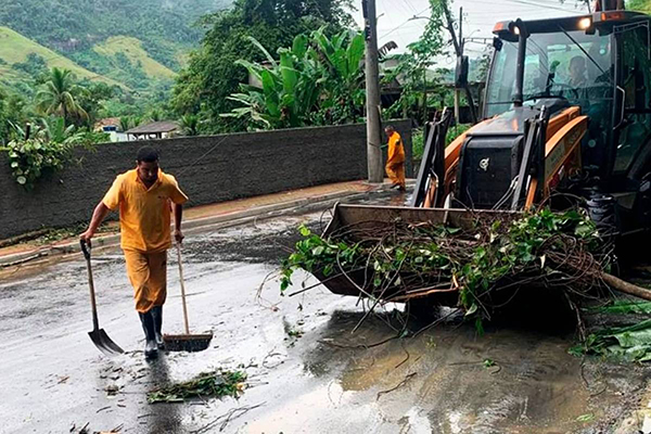 Agentes da prefeitura de Angra dos Reis recolhem galhos de árvore após queda em rua da cidade