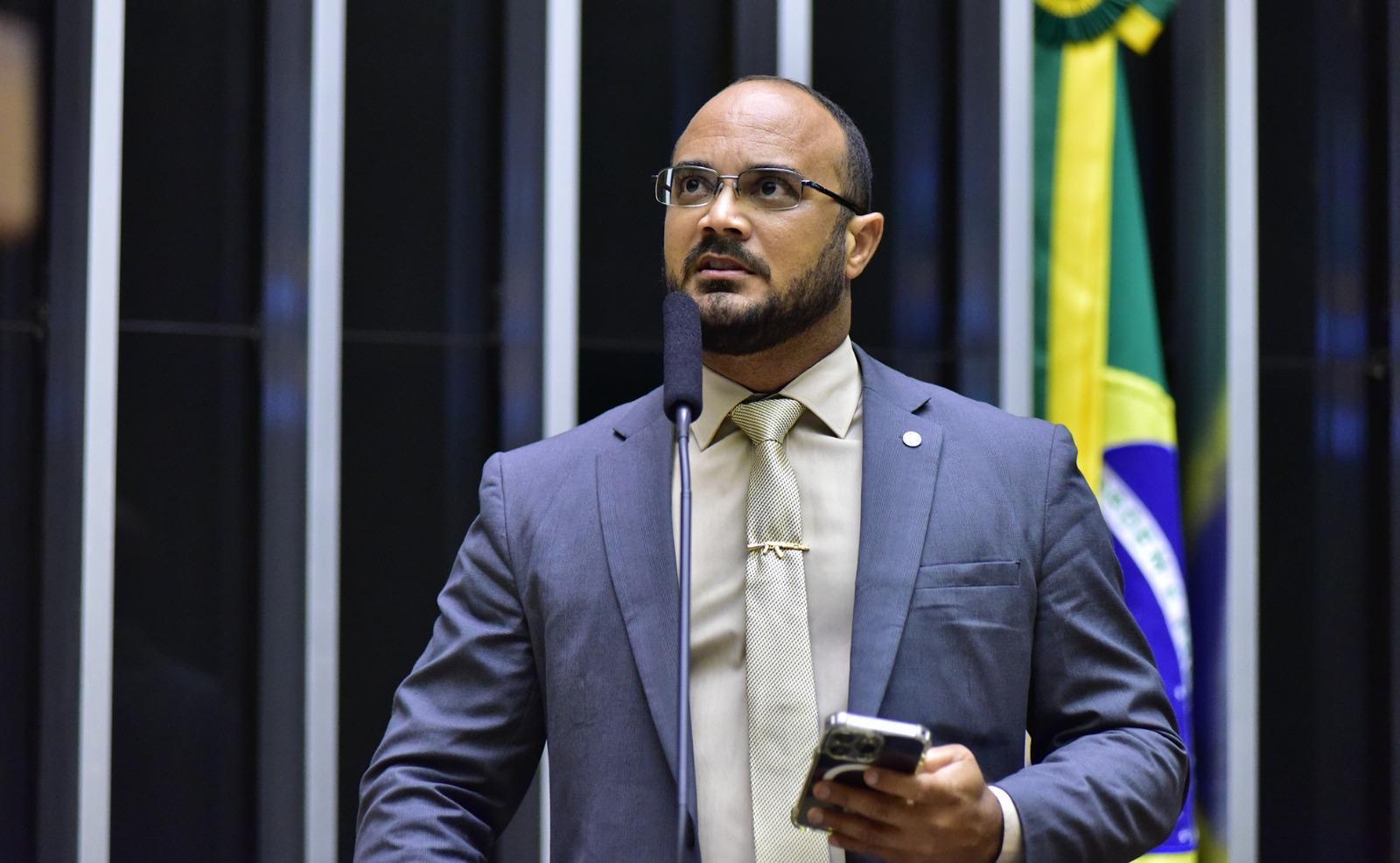 Em novo Projeto de Lei, o deputado federal baiano defendeu deixar todos juntos nas mesmas celas Em novo Projeto de Lei, o deputado federal baiano defendeu deixar todos juntos nas mesmas celas