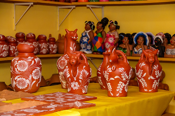 As tradicionais cerâmicas de Maragogipinho estão presentes na feira