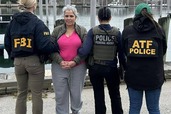 Ilma Leandro de Oliveira, 53, sendo presa nos Estados Unidos Ilma Leandro de Oliveira, 53, sendo presa nos Estados Unidos