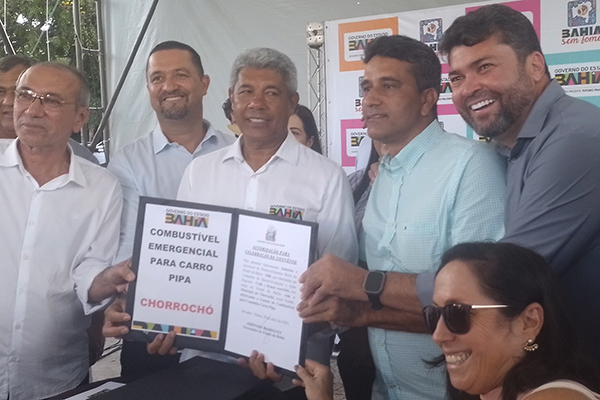Governador Jerônimo Rodrigues (PT) em solenidade de entrega de equipamentos na área de infraestrutura hídrica, no Centro Administrativo da Bahia (CAB)