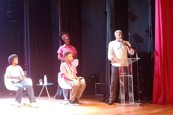 Jerônimo Rodrigues (PT) em evento com estudantes do Projeto Agências de Notícias e jovens influenciadores digitais, no Cineteatro 2 de Julho