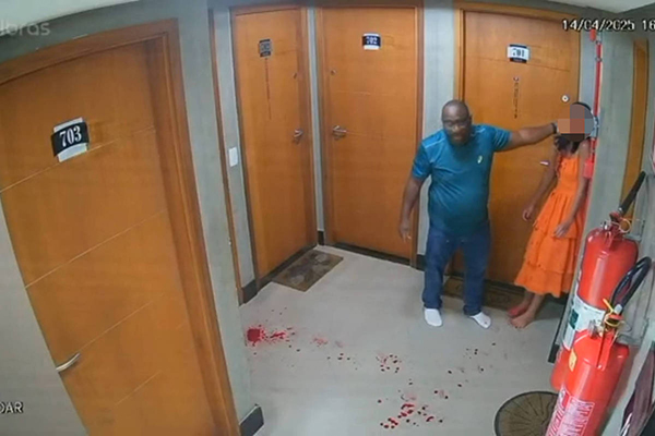 O advogado João Neto e companheira agredida em corredor de prédio em que vivem