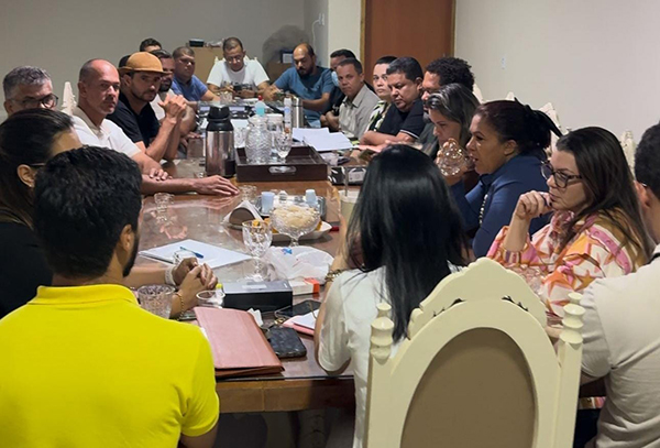 Decisão ocorreu após reunião da prefeita Juliana Araújo (PDT) com a bancada governista na Câmara Municipal, na noite de quinta-feira (3)