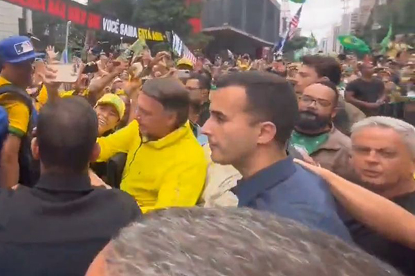 O deputado estadual Leandro de Jesus (PL) participa do ato pela anistia dos presos de 8 de janeiro, neste domingo (6), na Avenida Paulista, em São Paulo