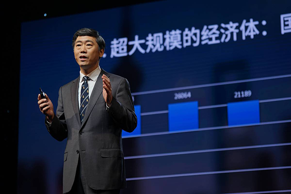 Li Daokui, diretor do Centro de Prática e Pensamento Econômico Chinês da Universidade Tsinghua, durante seminário na instituição, em Pequim
