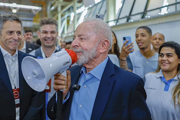 O presidente Lula (PT) participou em Resende (RJ) da cerimônia que marca o início da produção do novo Nissan Kicks no Brasil O presidente Lula (PT) participou em Resende (RJ) da cerimônia que marca o início da produção do novo Nissan Kicks no Brasil