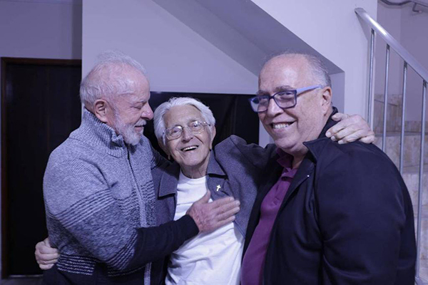 O presidente Lula, dom Angélico Sândalo Bernardino e o padre Toninho durante visita do presidente ao religioso