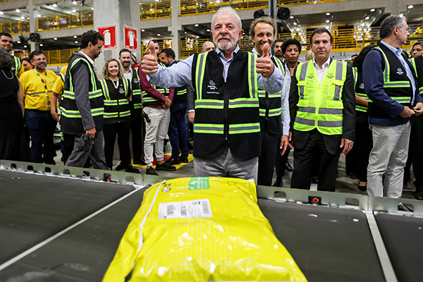Presidente Lula visita o setor de distribuição do Mercado Livre em Cajamar, na Grande São Paulo