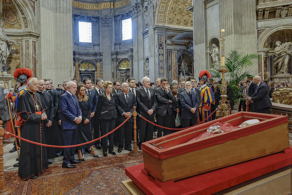 O presidente Lula e comitiva durante o funeral do papa Francisco, na Praça São Pedro, no Vaticano O presidente Lula e comitiva durante o funeral do papa Francisco, na Praça São Pedro, no Vaticano