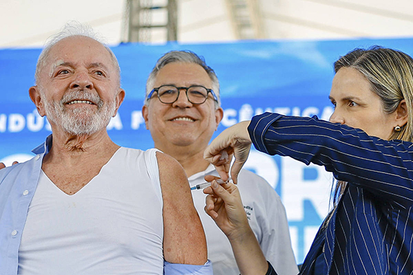 Em Montes Claros (MG), presidente Lula recebe dose da vacina contra gripe