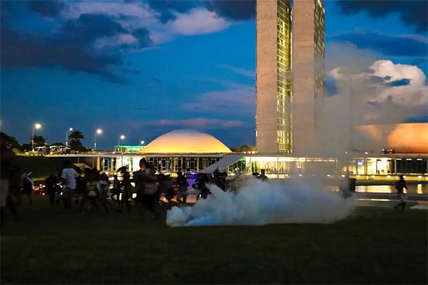 Indígenas são atacados pela polícia com bombas de gás durante marcha do ATL