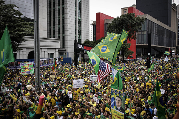 Manifestantes se reúnem na avenida Paulista, em São Paulo Manifestantes se reúnem na avenida Paulista, em São Paulo