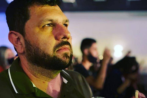 Oswaldo Eustáquio figura há 5 anos em diferentes investigações e está fora do país desde 2023