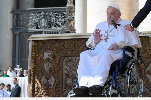 O papa Francisco fala para uma multidão na Praça São Pedro, no Vaticano O papa Francisco fala para uma multidão na Praça São Pedro, no Vaticano