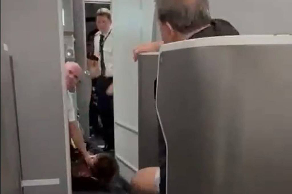 Passageira é contida ao ser acusada de tentar invadir cabine de avião da American Airlines