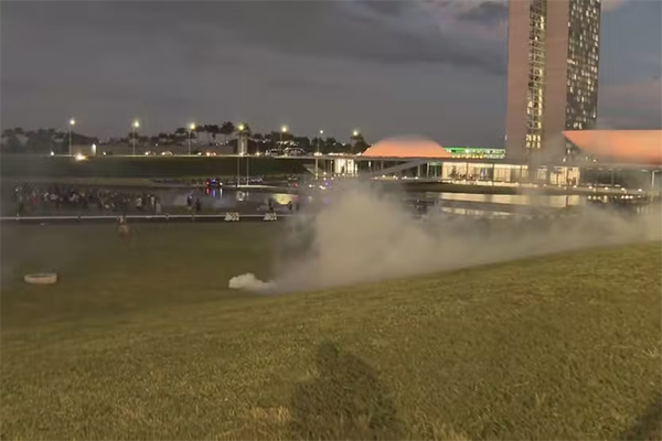 Manifestantes são dispersados com bombas de efeito moral pela Polícia Legislativa durante marcha do Acampamento Terra Livre