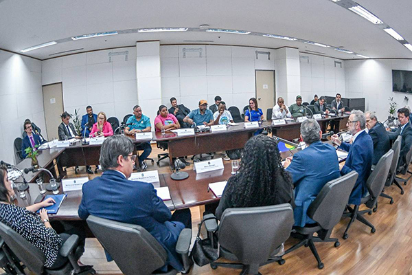 Lideranças de movimentos de catadores e catadores de materiais recicláveis em encontro com representantes do governo federal
