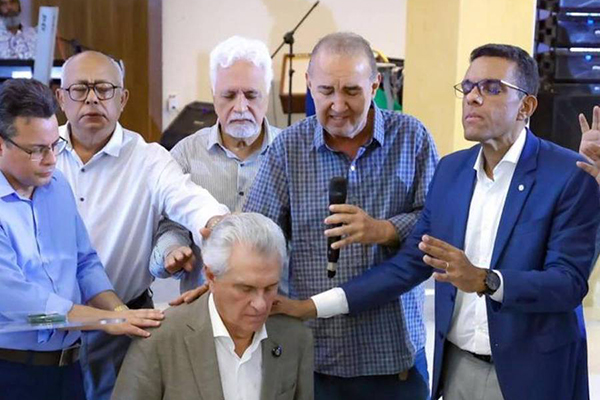 O pré-candidato Ronaldo Caiado é abençoado por pastores em igreja de Salvador O pré-candidato Ronaldo Caiado é abençoado por pastores em igreja de Salvador