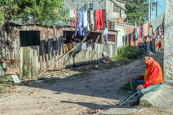Rua sem pavimentação no  bairro Balneário dos Prazeres, em Pelotas (RS)