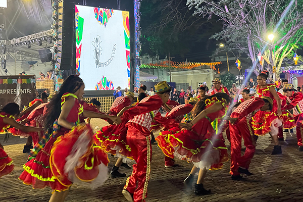 Quadrilha junina no São João de Castro Alves Quadrilha junina no São João de Castro Alves