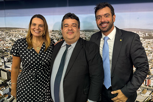 A prefeita de Vitória da Conquista, Sheila Lemos (União Brasil), o presidente da Câmara Municipal, Ivan Cordeiro (PL) e o deputado Tiago Correia (PSDB) A prefeita de Vitória da Conquista, Sheila Lemos (União Brasil), o presidente da Câmara Municipal, Ivan Cordeiro (PL) e o deputado Tiago Correia (PSDB)
