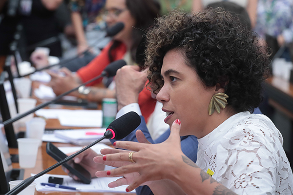 Imagem de Líder do PSOL liga para Motta para interromper cassação e não é atendida