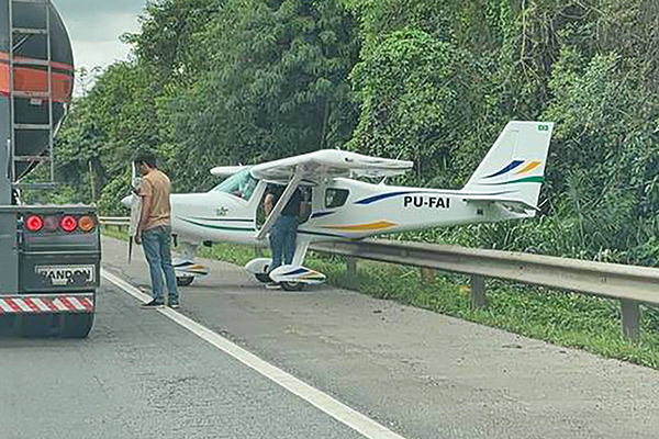 Após pouso de emergência, ultraleve foi levado para acostamento da BR-101