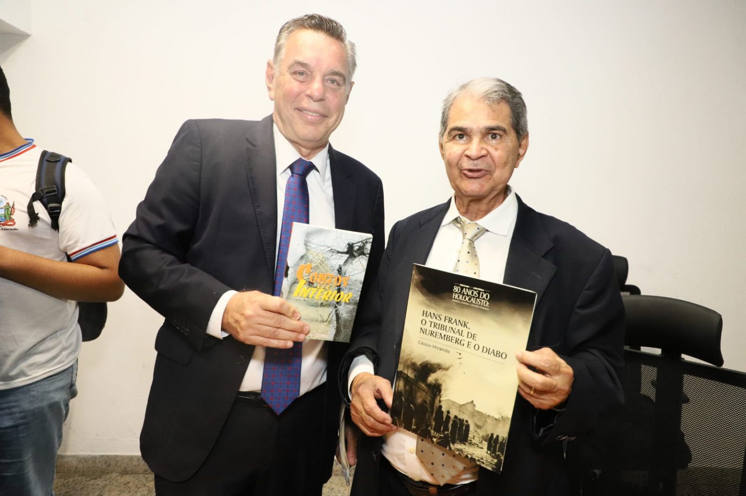 Magistrado concedeu uma sessão de autógrafos enquanto saudava colegas, servidores e amantes da literatura