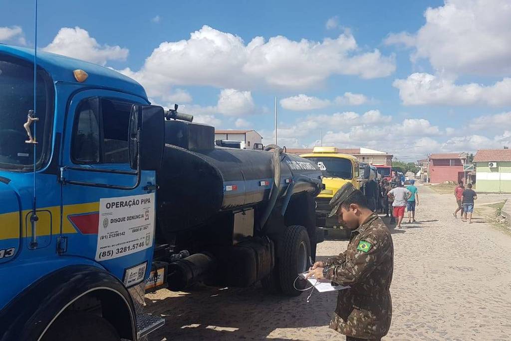 Carro-pipa do Exército distribui água potável Carro-pipa do Exército distribui água potável