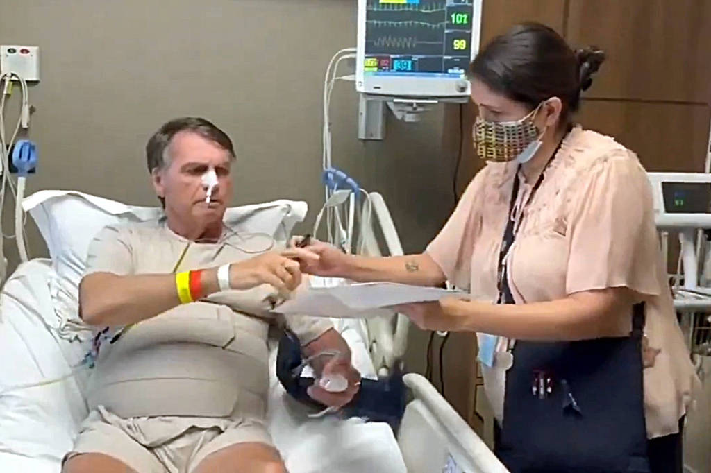 Court officer serves summons to former president Jair Bolsonaro Court officer serves summons to former president Jair Bolsonaro