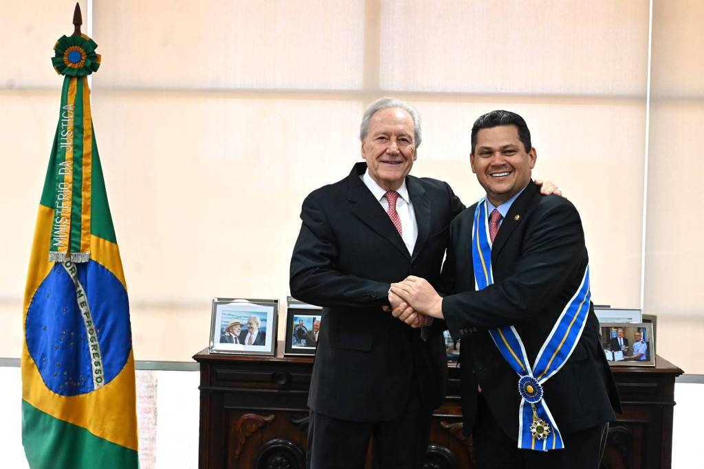 Ministro Ricardo Lewandowski (esq.) entrega medalha da Ordem do Mérito ao presidente do Senado, Davi Alcolumbre (União-AP)