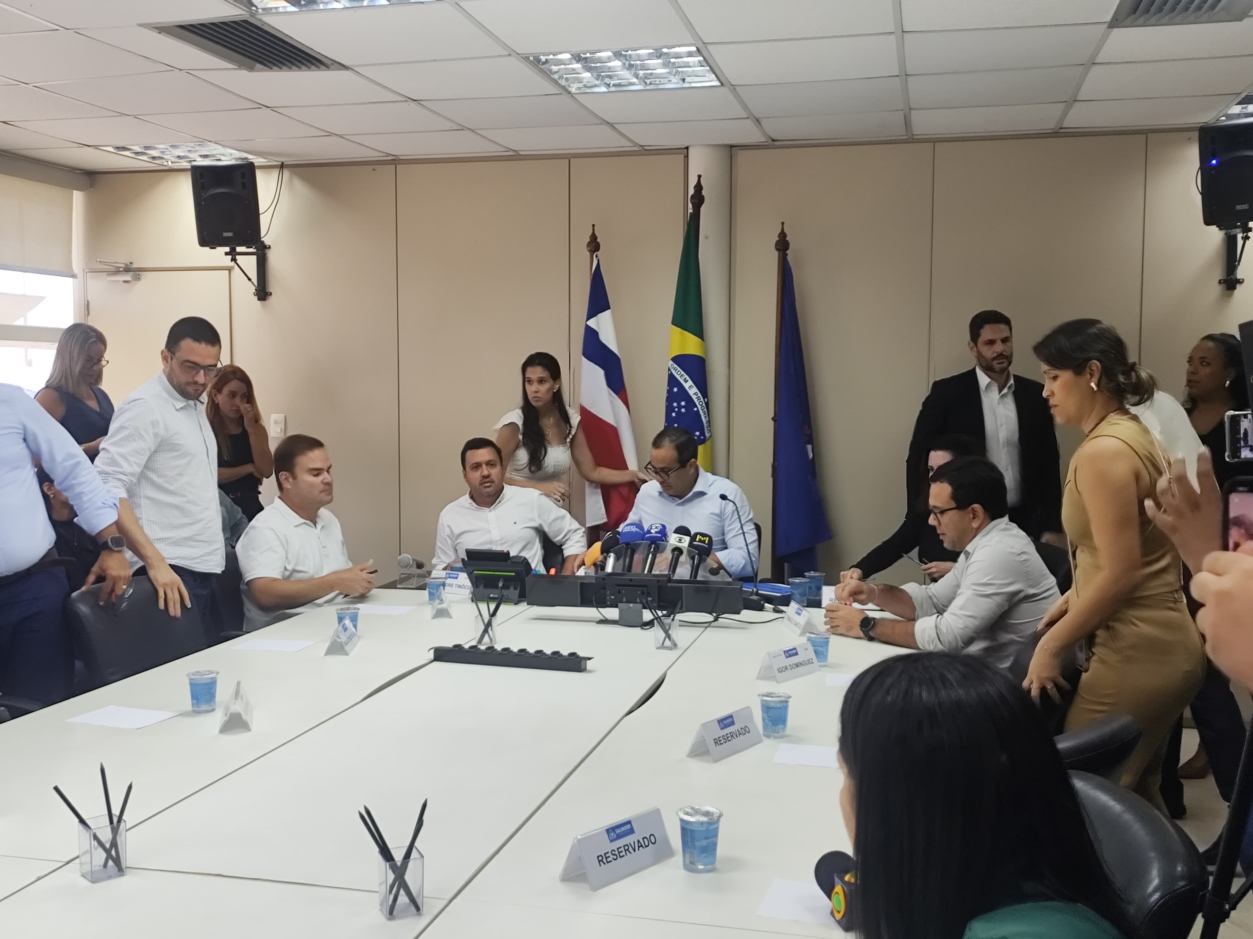 Prefeito convocou coletiva na manhã desta terça-feira 