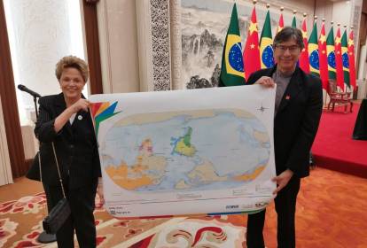 Dilma ao lado de Pochmann em evento na China 