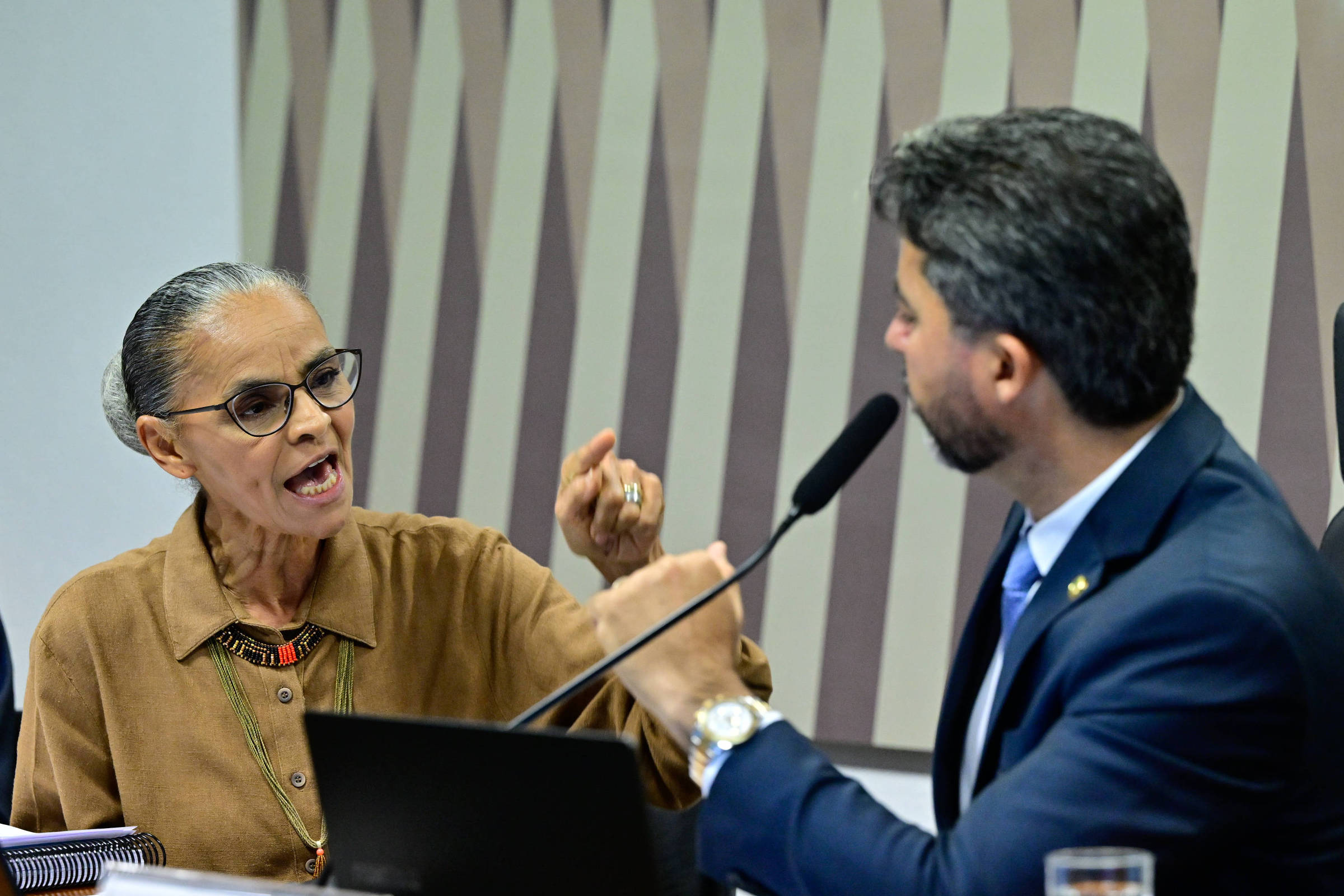 Ministra do Meio Ambiente, Marina Silva, e o senador Marcos Rogério (PL-RO) discutem em reunião no Senado, de onde ela decidiu se retirar momentos depois após um novo acirramento de ânimos. Ministra do Meio Ambiente, Marina Silva, e o senador Marcos Rogério (PL-RO) discutem em reunião no Senado, de onde ela decidiu se retirar momentos depois após um novo acirramento de ânimos.