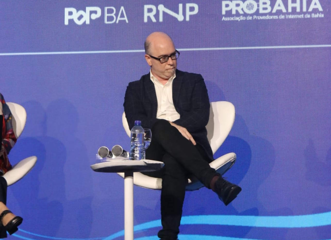 Painel reforçou a urgência de se pensar criticamente o papel das tecnologias digitais na constituição das subjetividades e das estruturas sociais