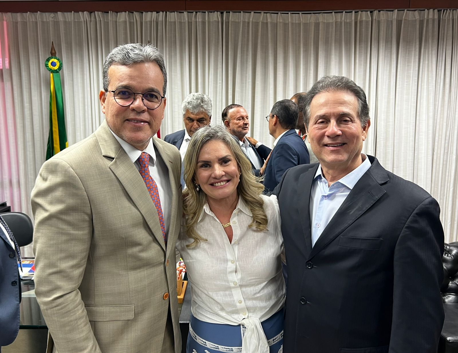 Vereadores Ricardo Almeida e Maurício Trindade ao lado da presidente da Assembleia, Ivana Bastos
