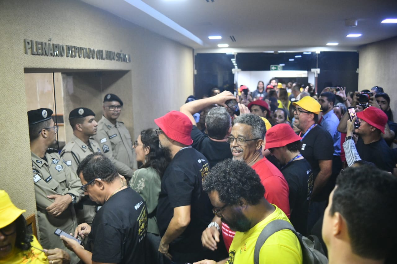 A sessão plenária desta terça-feira (27) na ALBA foi encerrada por falta de segurança no plenário A sessão plenária desta terça-feira (27) na ALBA foi encerrada por falta de segurança no plenário